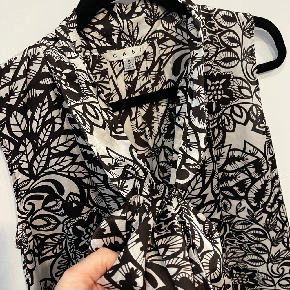 100% Silk CAbi #114 Sleeveless Tie Ascot Blouse Size Small Career Office EUC - Picture 4 of 13